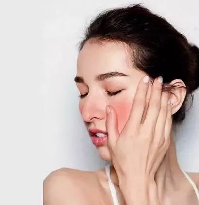 晒后修复对皮肤有伤害吗,太阳晒后皮肤发红发痒怎么修复