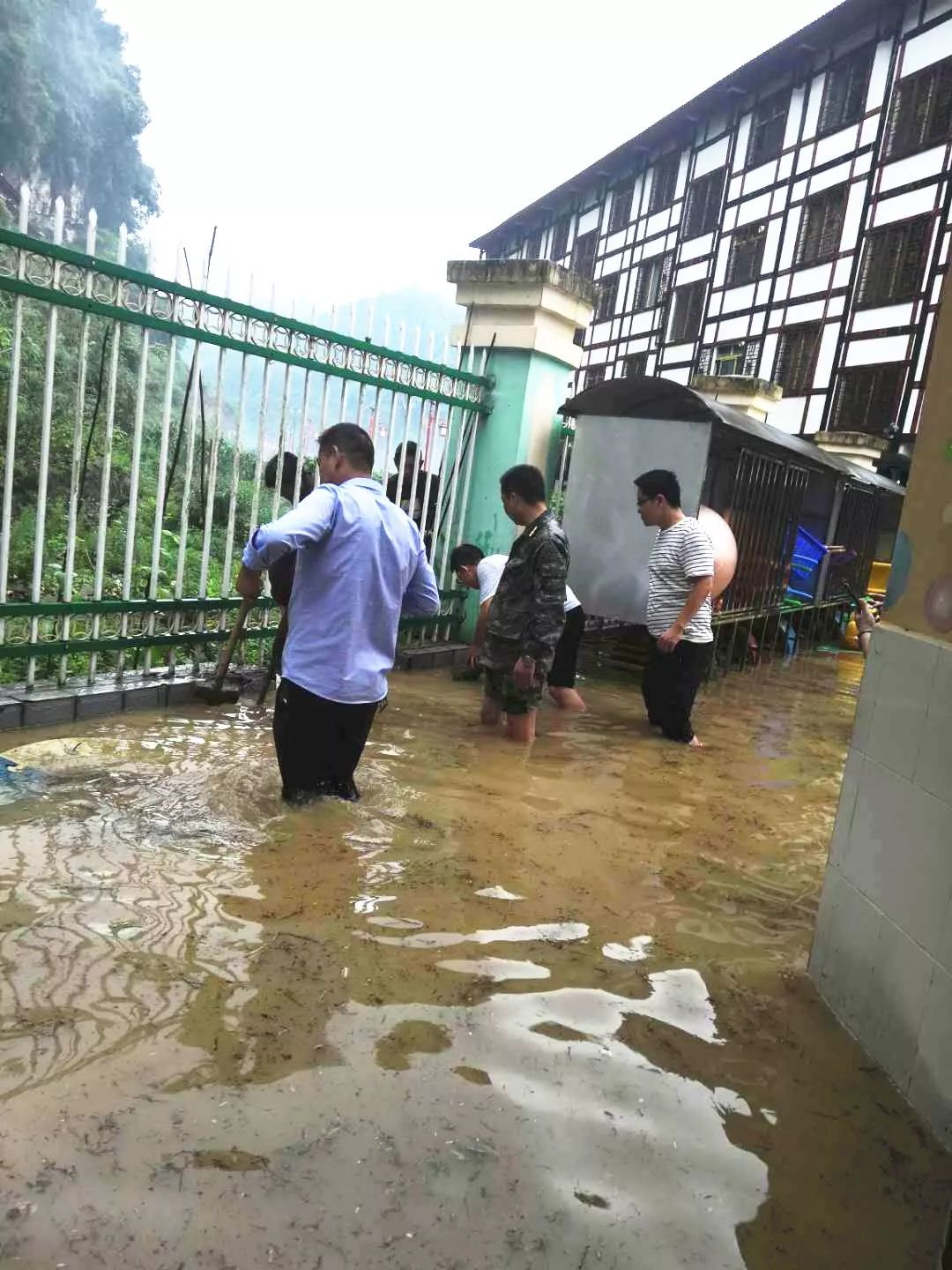 退伍不褪色老兵犁地,退伍不褪色永远的战士