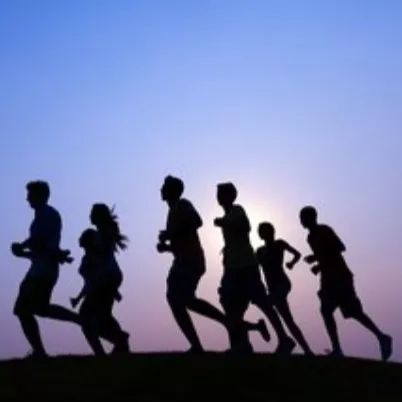 7岁小孩被足球砸到脑门要不要紧,小女孩踢球被撞