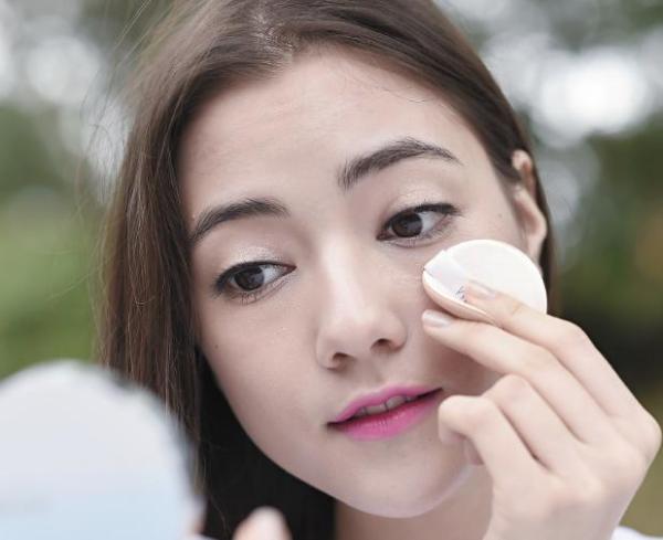夏天脸上出汗多该如何上妆不脱妆,夏天出油脱妆适合什么补妆