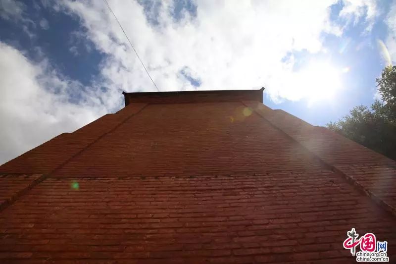 *疆新**是个好地方丨达人西游:一棵橡树满城风情——一名记者的*疆新**日记