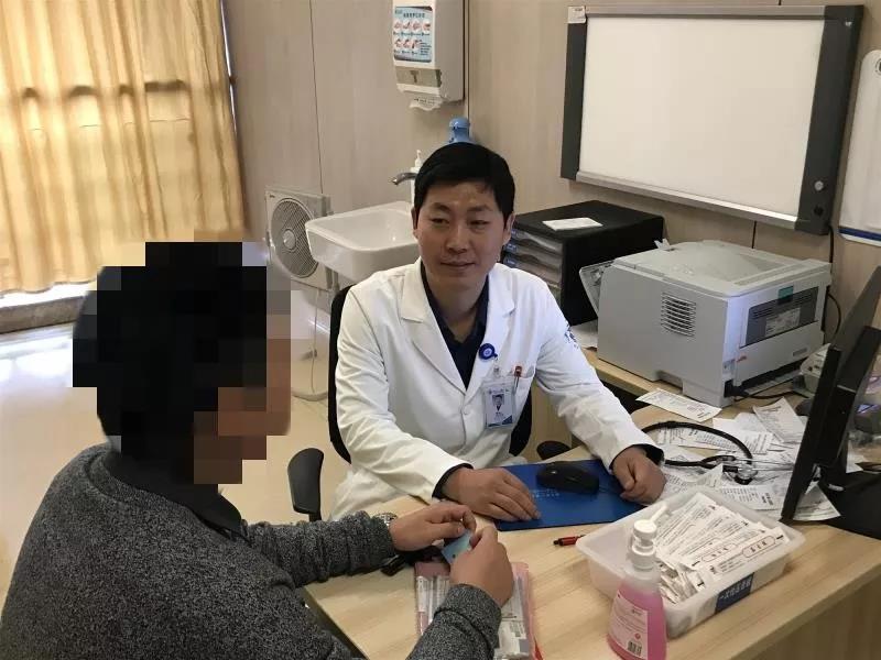 吃小龙虾得肝吸虫病,父女俩一起吃海鲜