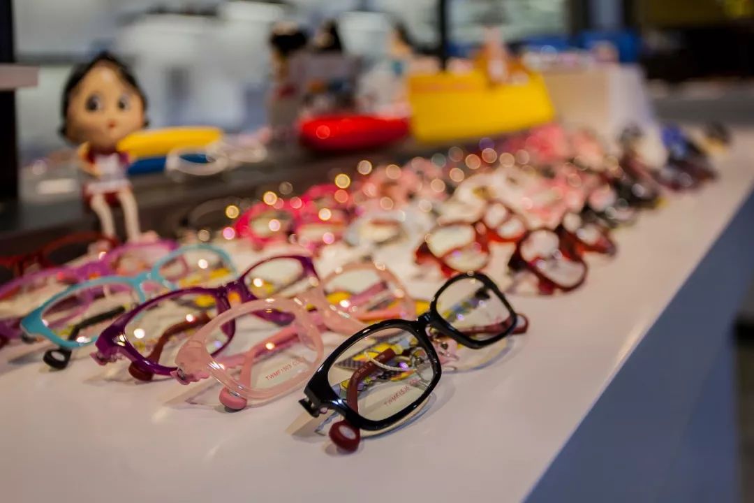 按摩眼睛治近视有真实案例吗,眼部按摩理疗能治疗近视吗