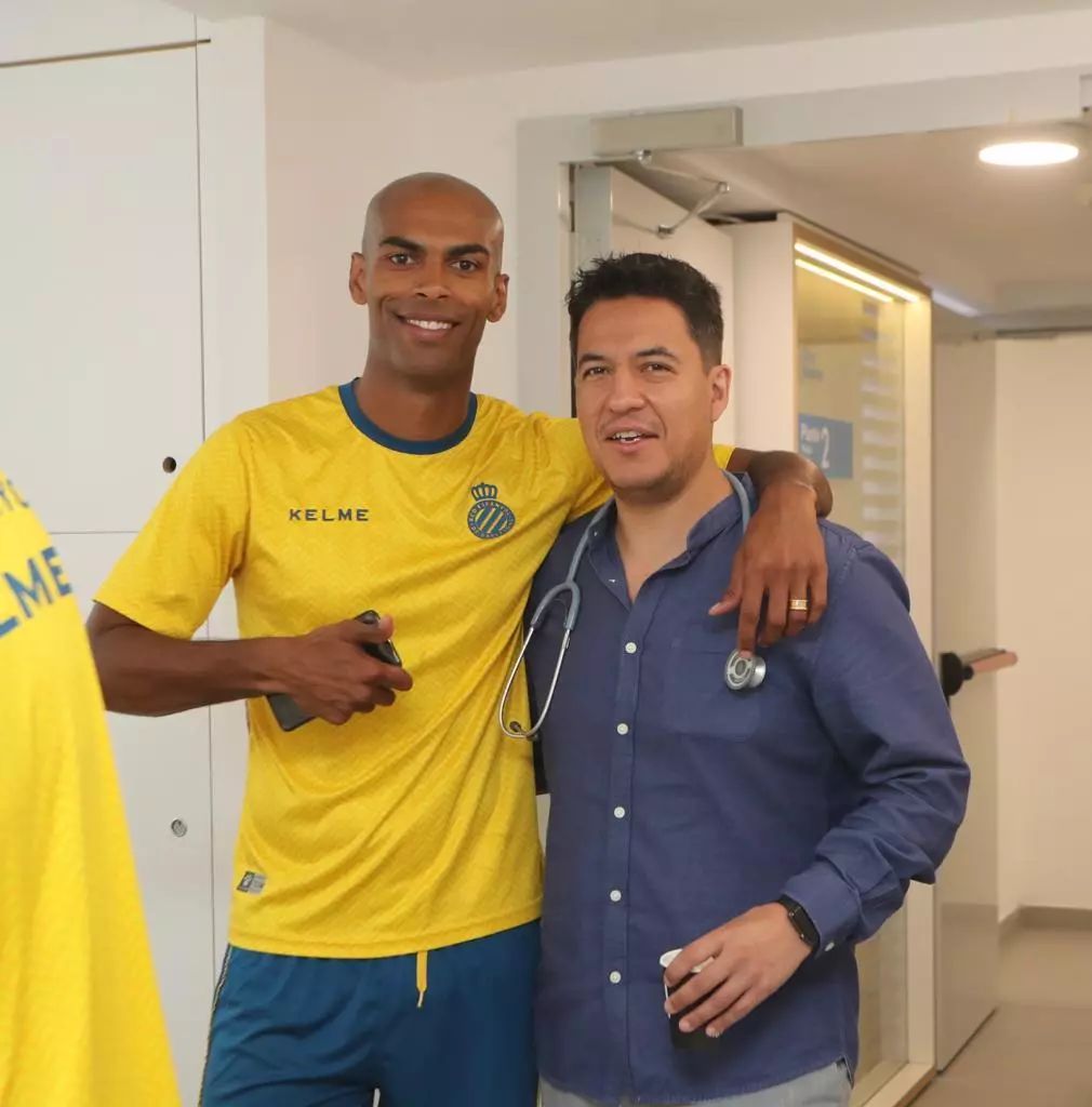 西班牙球迷街头欢迎球队归来,西班牙人归来