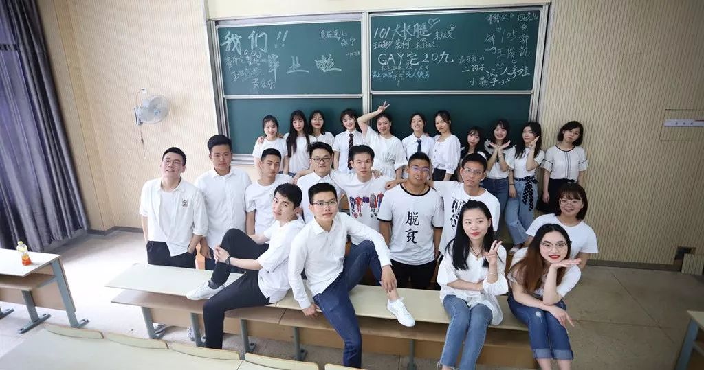 毕业照告别的是我们的青春,毕业照是我们永久的留念