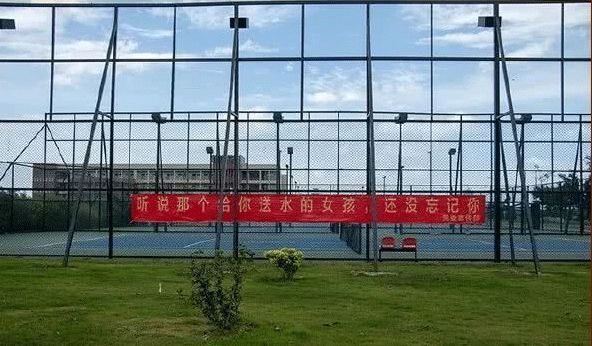 高校走心毕业季标语惹哭网友,催泪的毕业季横幅