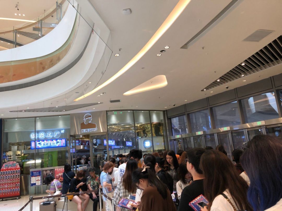 看呆！今天苏州中心排队3小时买杯乐乐茶！想问一句你们为什么不用上班