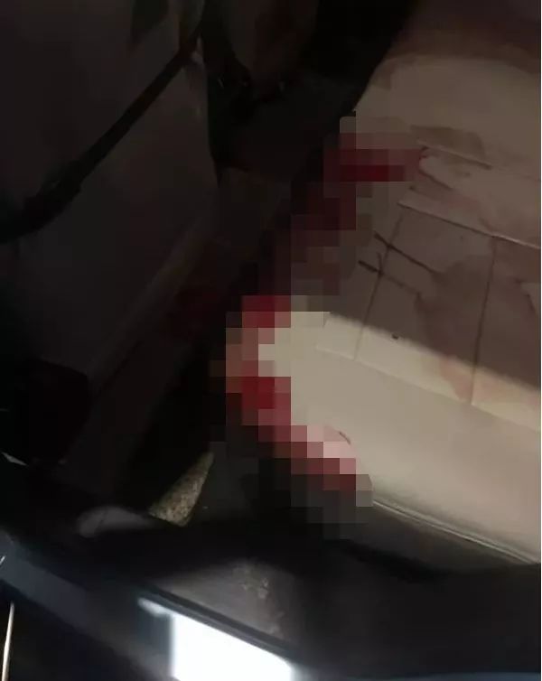 凌晨2点，的哥开着血车来洗车，立刻被包围！真相暖哭