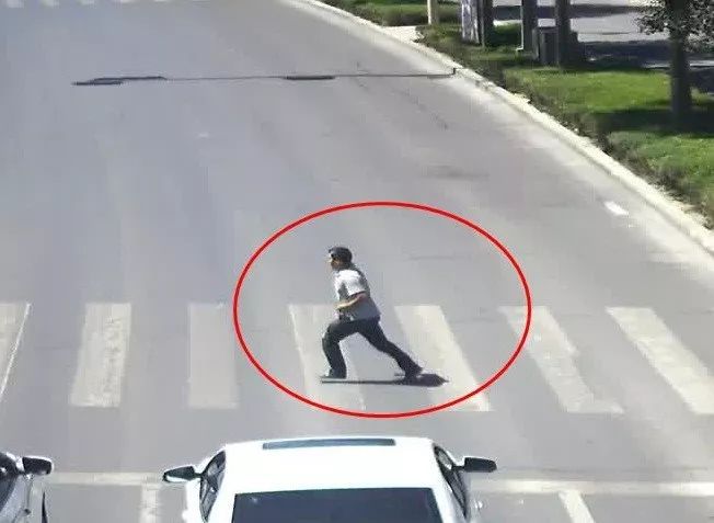 撞人逃逸警方发布协查通报,协查通报肇事逃逸