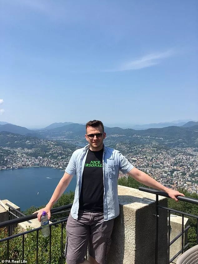 戴隐形眼镜导致角膜内皮细胞减少,因为戴隐形眼镜眼睛肿了