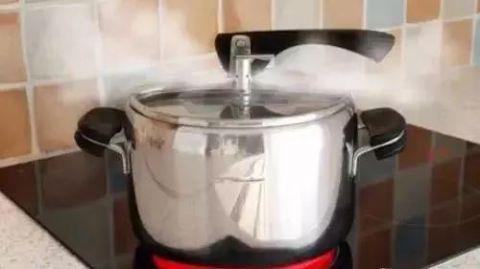 厨房油烟机灶台油污一喷净,家用厨房抽油烟机油污清理小窍门