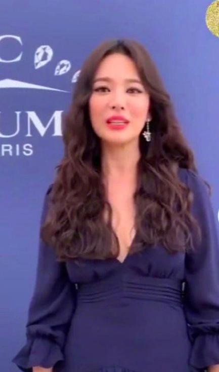 宋慧乔离婚后出席活动只化烟熏妆,38岁宋慧乔晒照紫绒裙曼妙