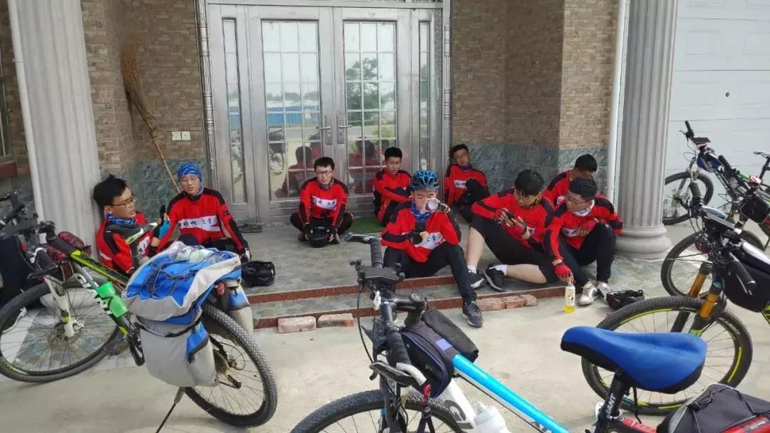 校领导紧张，家长被气住院……80后教师为何坚持带毕业生骑行1800公里|精选