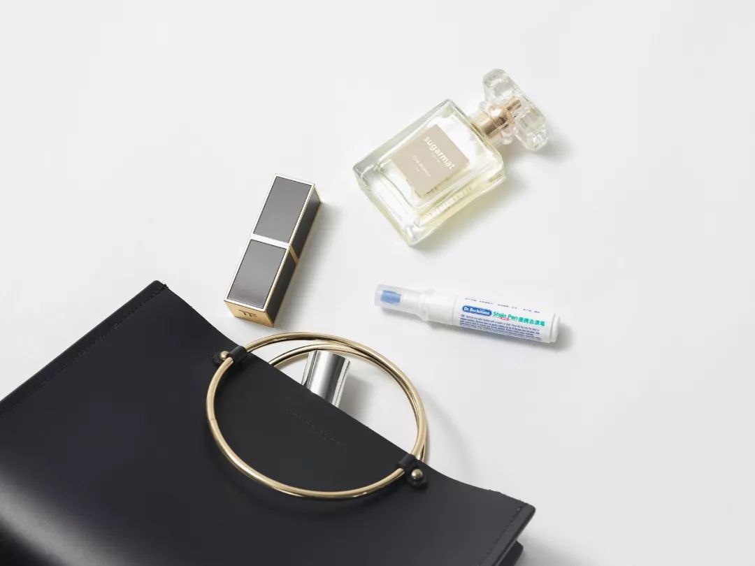 白色衣服上弄上了辣椒油怎样洗掉,衣服溅了红辣椒油怎么洗也不掉