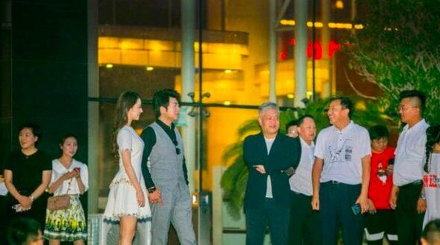 郎朗携娇妻合体现身活动大秀恩爱,郎朗吉娜秀蜂腰曲线