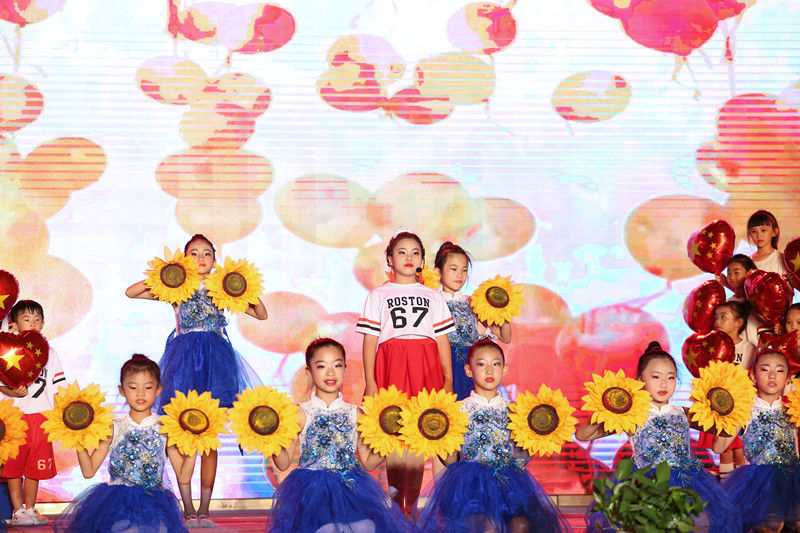 辉煌70载，娃娃送华章——我区举行喜迎建国七十周年消夏晚会