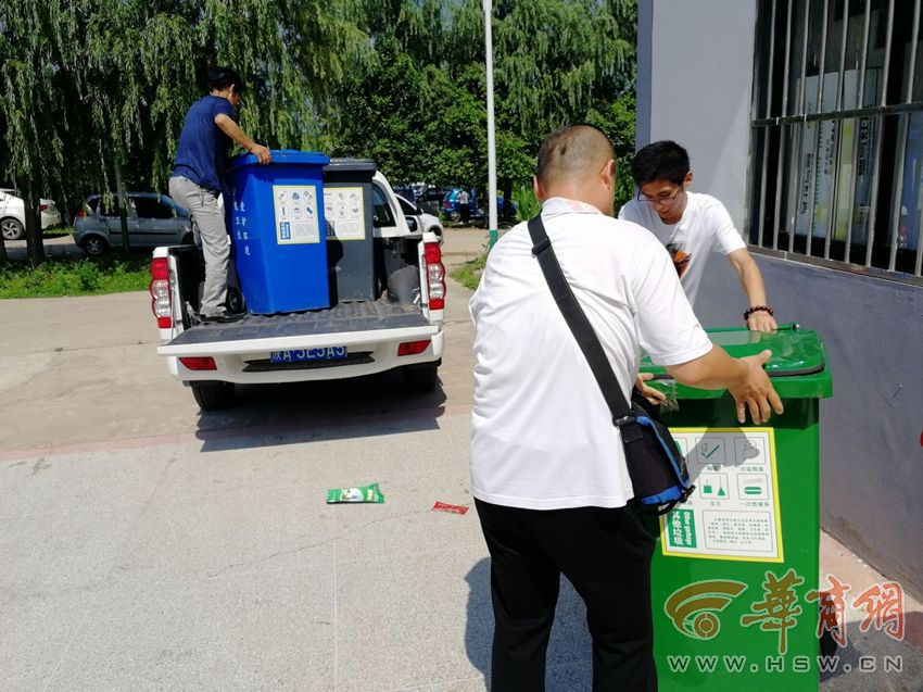 秦岭捡垃圾活动响应众多游客：建议培养市民良好习惯