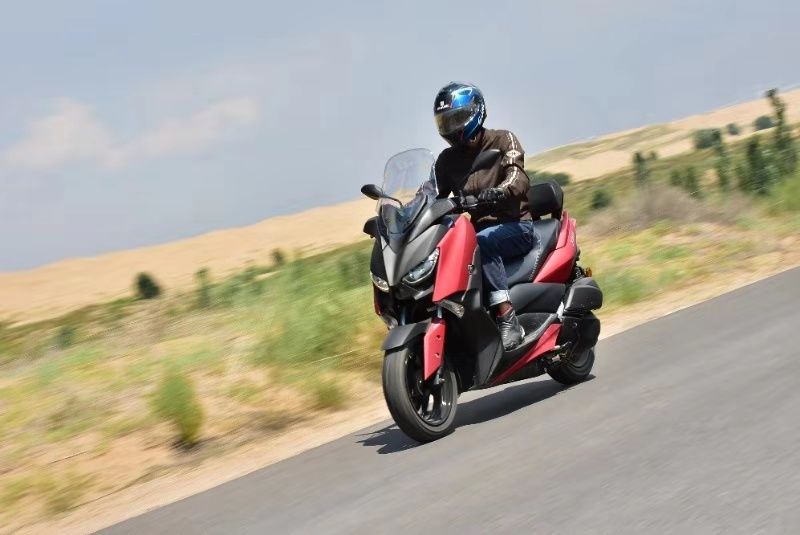 车评测视频对比,雅马哈xmax300摩旅进藏