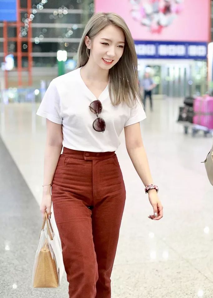 刘雯斜挎休闲包,今年流行的刘雯同款包