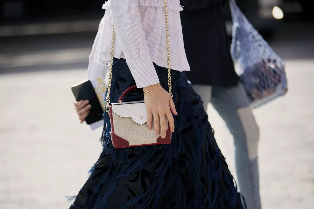 刘雯斜挎休闲包,今年流行的刘雯同款包