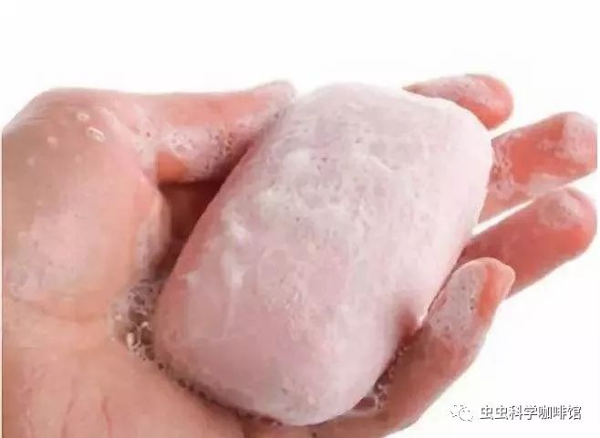 被蚊子咬了痒怎么快速止痒,被蚊子咬了挠痒动作