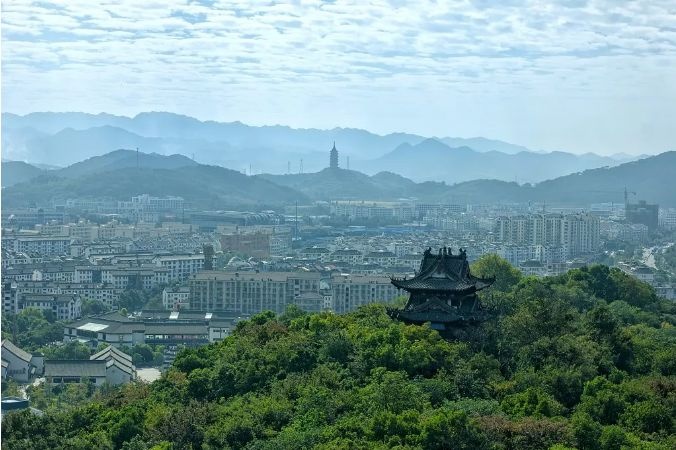 缁嶅叴瀹囧畽涓績闀滄箹,瀹囧畽涓績闀滄箹