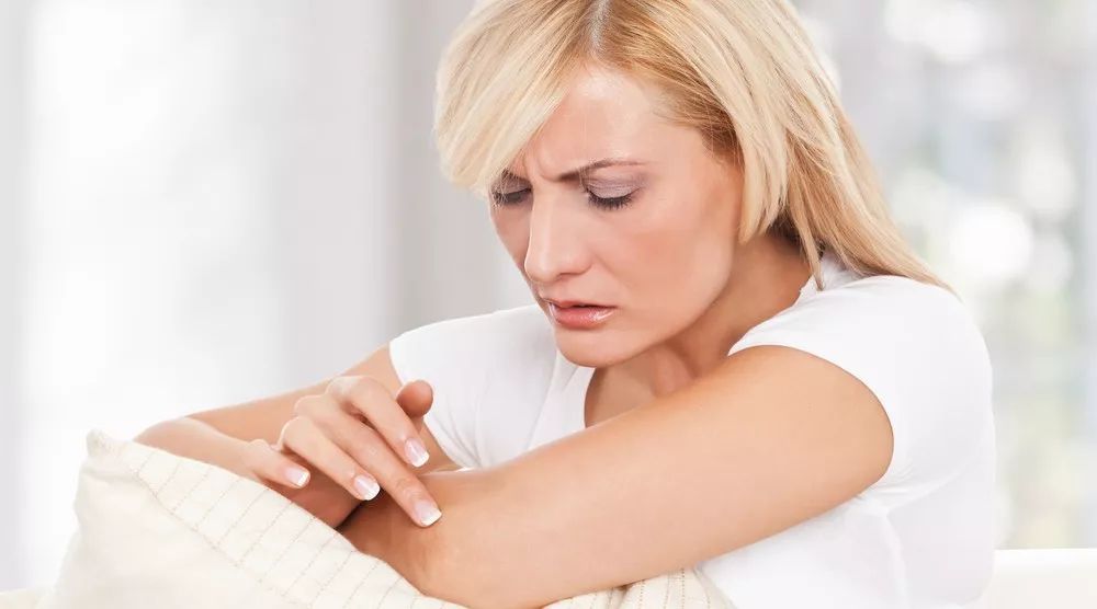 冬天皮肤起皮干燥有碎屑怎么保湿,下巴周围干燥起皮有小疙瘩