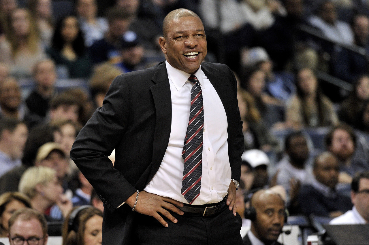 19日体育热点回顾：超级巨大的失误！卡里乌斯出击冒顶+撞倒队友，直接送给对手空门