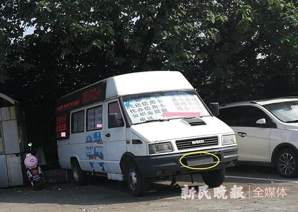 石龙路地铁口面包车,面包车非法广告