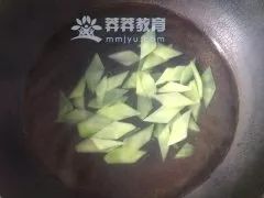 产妇莴笋炒肉的做法,莴笋炒鸡脯肉月子餐