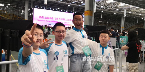 玩足球的机器人,绿茵小将机器人