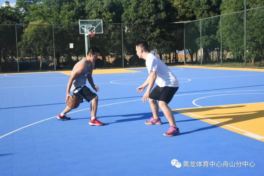 黄龙体育中心近日视频,黄龙体育中心室外篮球场