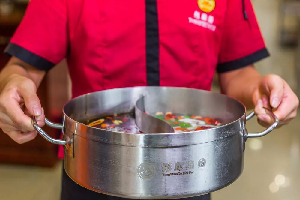 1元/只海白虾,2.8元/只鲍鱼,3.8元/只碳烤生蚝!啤酒喝一瓶还送一瓶!这家人气平价海鲜火锅老店让你嗨翻整个今夏