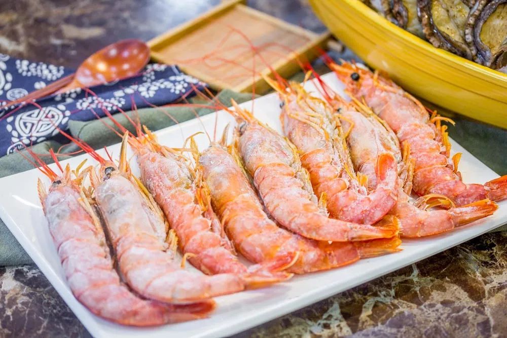 1元/只海白虾,2.8元/只鲍鱼,3.8元/只碳烤生蚝!啤酒喝一瓶还送一瓶!这家人气平价海鲜火锅老店让你嗨翻整个今夏