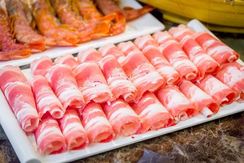 1元/只海白虾,2.8元/只鲍鱼,3.8元/只碳烤生蚝!啤酒喝一瓶还送一瓶!这家人气平价海鲜火锅老店让你嗨翻整个今夏