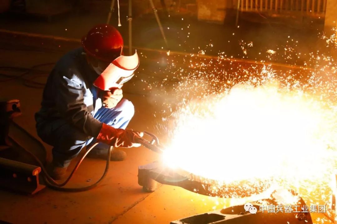 战高温电力工人头顶烈日带电作业,战高温迎考验