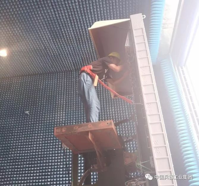 战高温电力工人头顶烈日带电作业,战高温迎考验