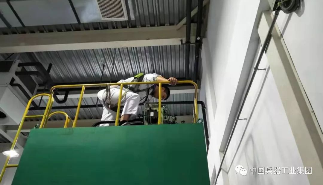 战高温电力工人头顶烈日带电作业,战高温迎考验