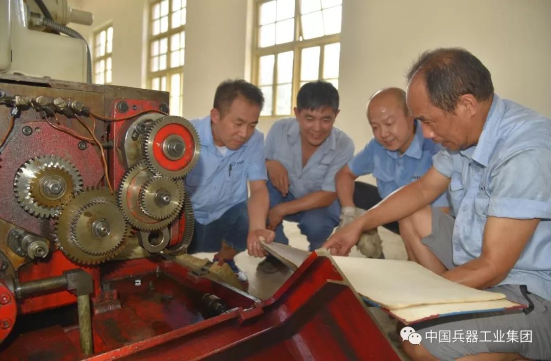 战高温电力工人头顶烈日带电作业,战高温迎考验