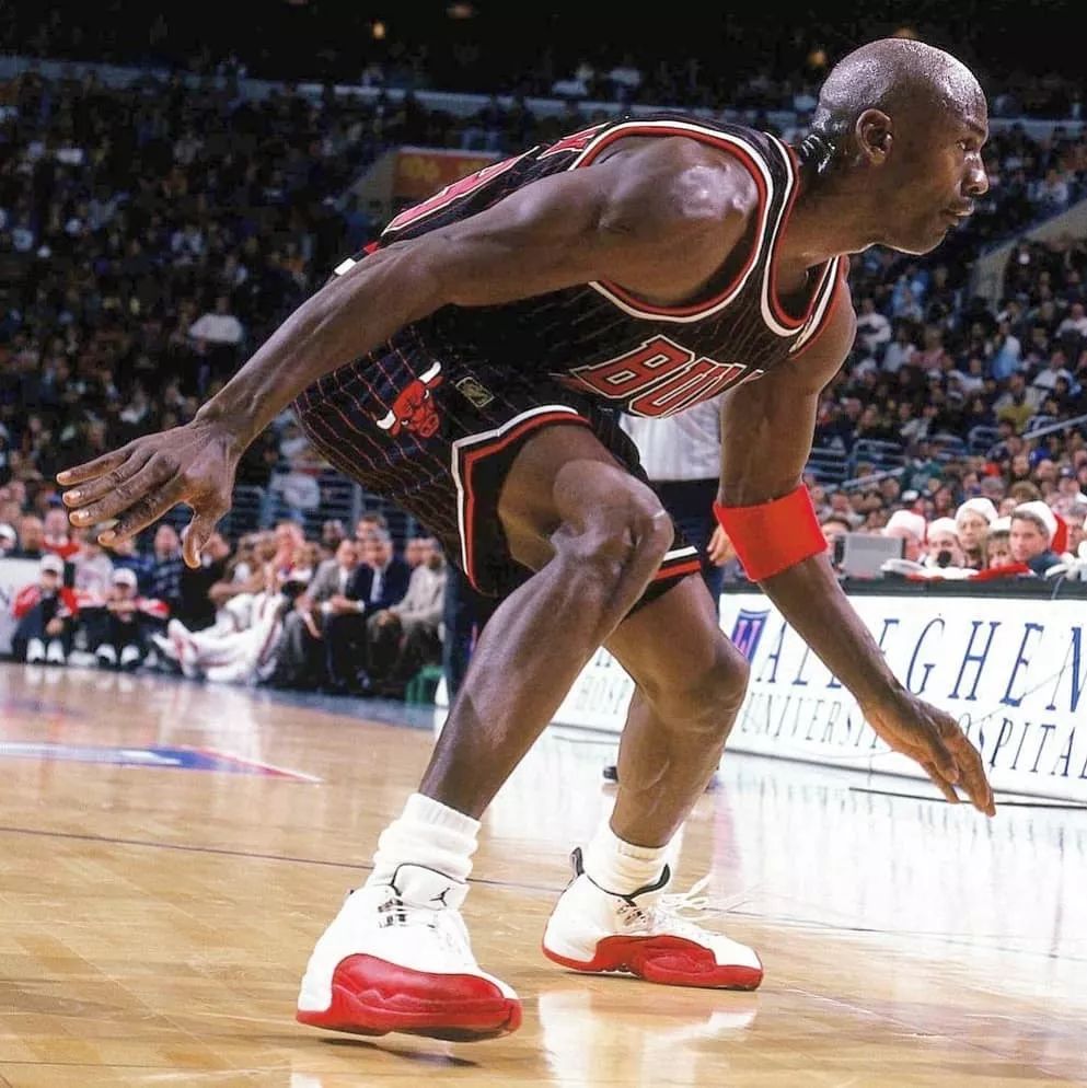 中国男篮拿2个金牌,世预赛中国男篮红白款上脚球鞋