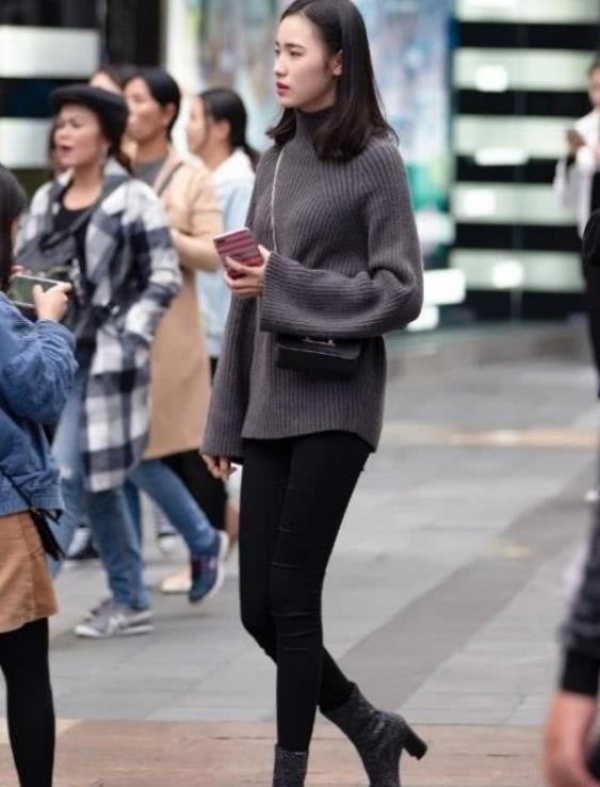 街拍小姐姐黑色穿搭视频,街拍牛仔短黑色裤穿搭女