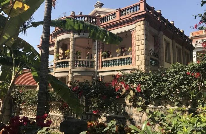 对厦门鼓浪屿景色的描写,鼓浪屿在厦门的哪个地方