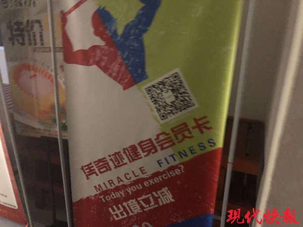 小男孩学游泳受伤视频,儿童游泳被教练摔倒