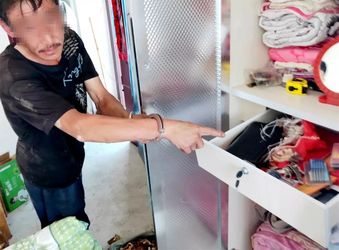 男子回家后不久突然报警了,男子醒来后发现身边是女人报警