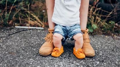 多大适合给孩子穿鞋了,小孩穿鞋好还是光脚好