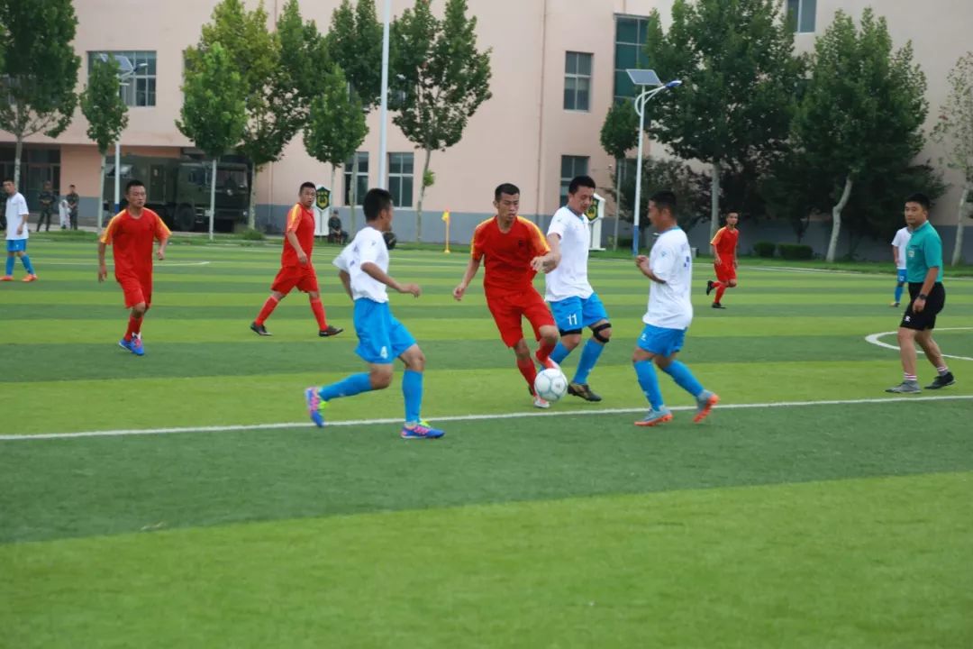 强军杯“卫士动力”业余足球比赛上演强强对决,*警武**聊城支队首先抢得出线主动权