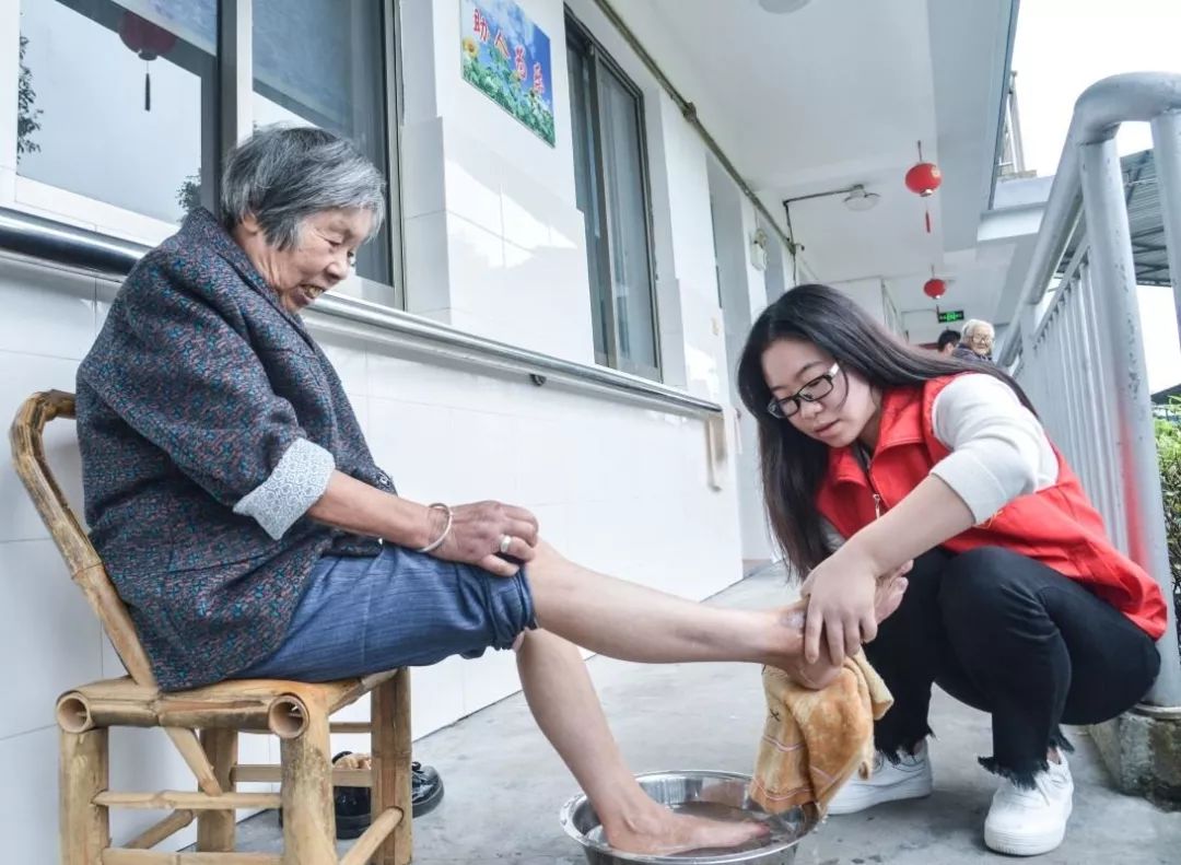 用生命影响生命朗诵央视,用生命影响生命手语朗诵