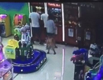 广西一两岁男童在游乐场摔致骨折！家长索赔，游乐场回复…