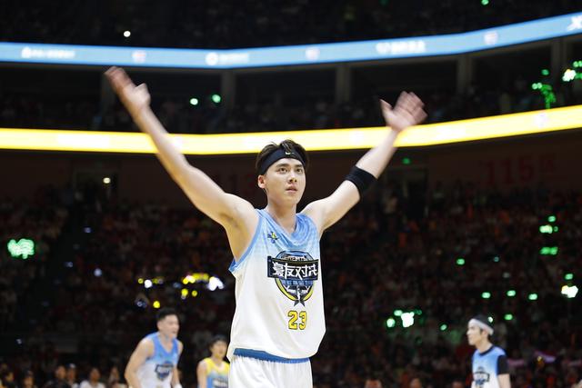 周杰伦林书豪合拍,周杰伦林书豪友谊赛昆凌现身