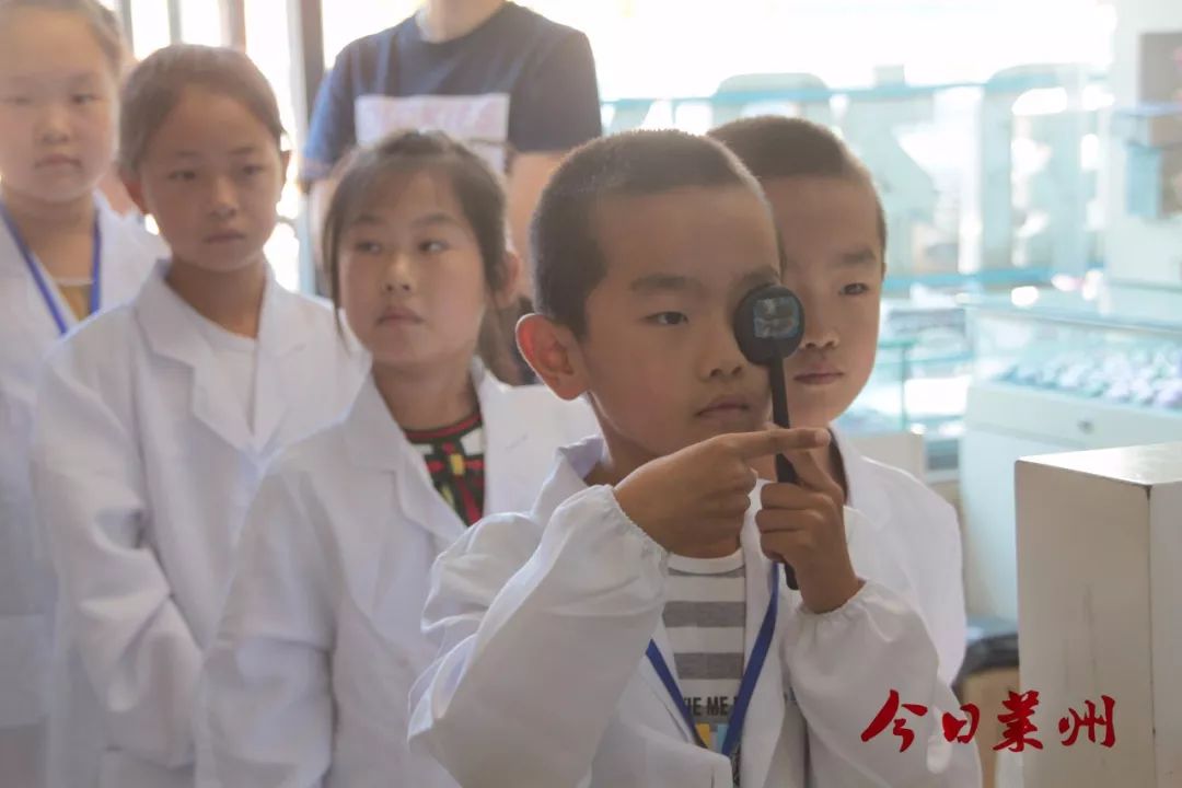 昨天，莱州这家视力中心挤进了一群“眼科医生”……